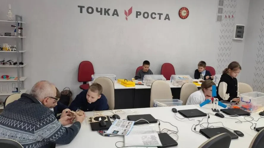 Климовские школьники собрали механическую модель движения планет