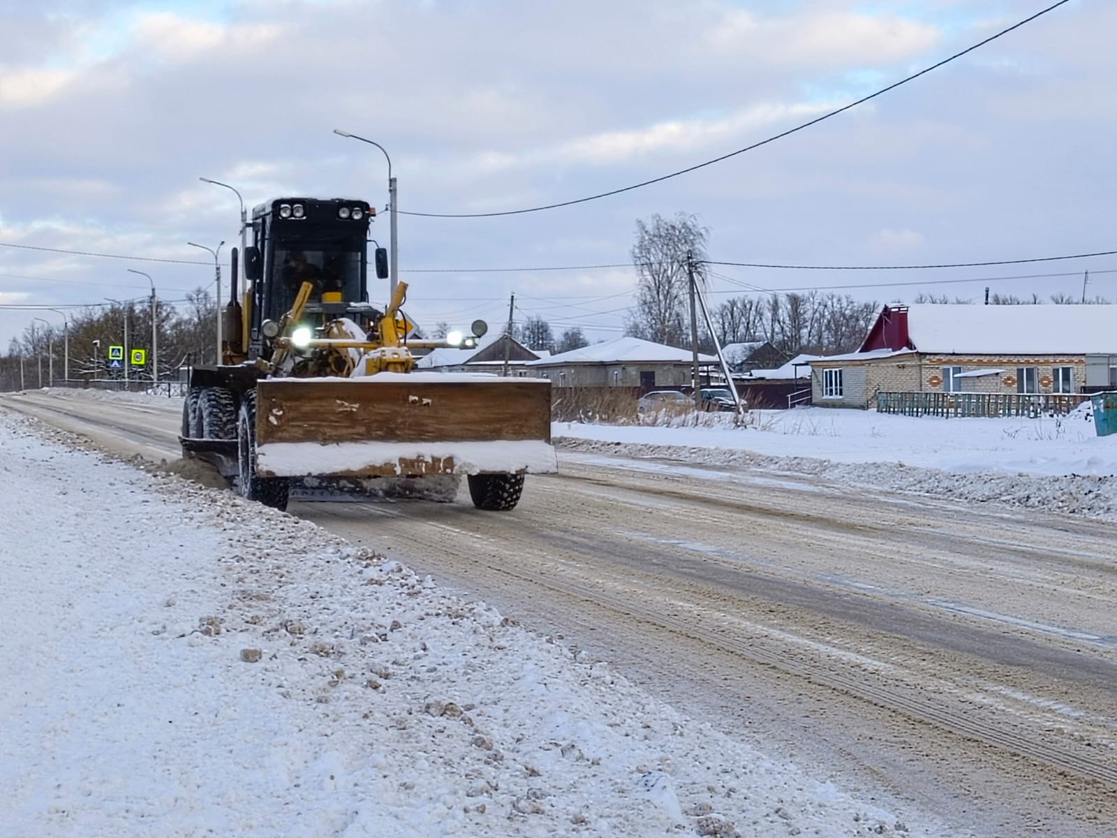 Почеп продолжает засыпать снегом, коммунальные службы работают в усиленном режиме