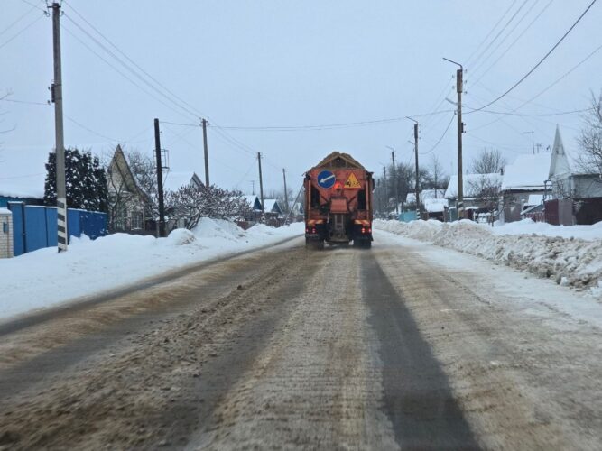 На Брянщине очистка и обработка автодорог ведется в круглосуточном режиме