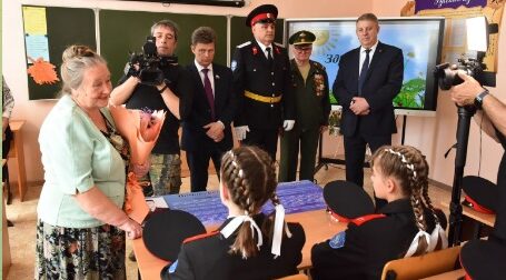 В школах Брянской области открыто 708 парт Героев