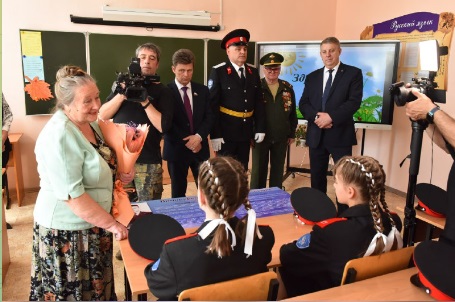 В школах Брянской области открыто 708 парт Героев