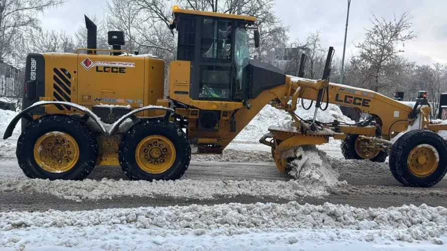 За день в Брянске убрали 290 тонн снега и высыпали 509 кубов песко-соляной смеси