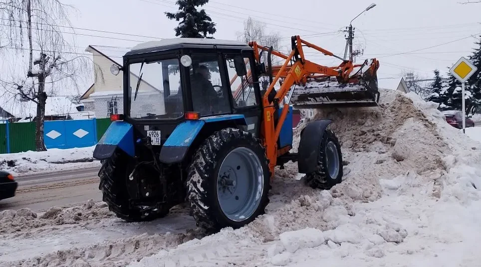 В Почепе продолжается уборка снега