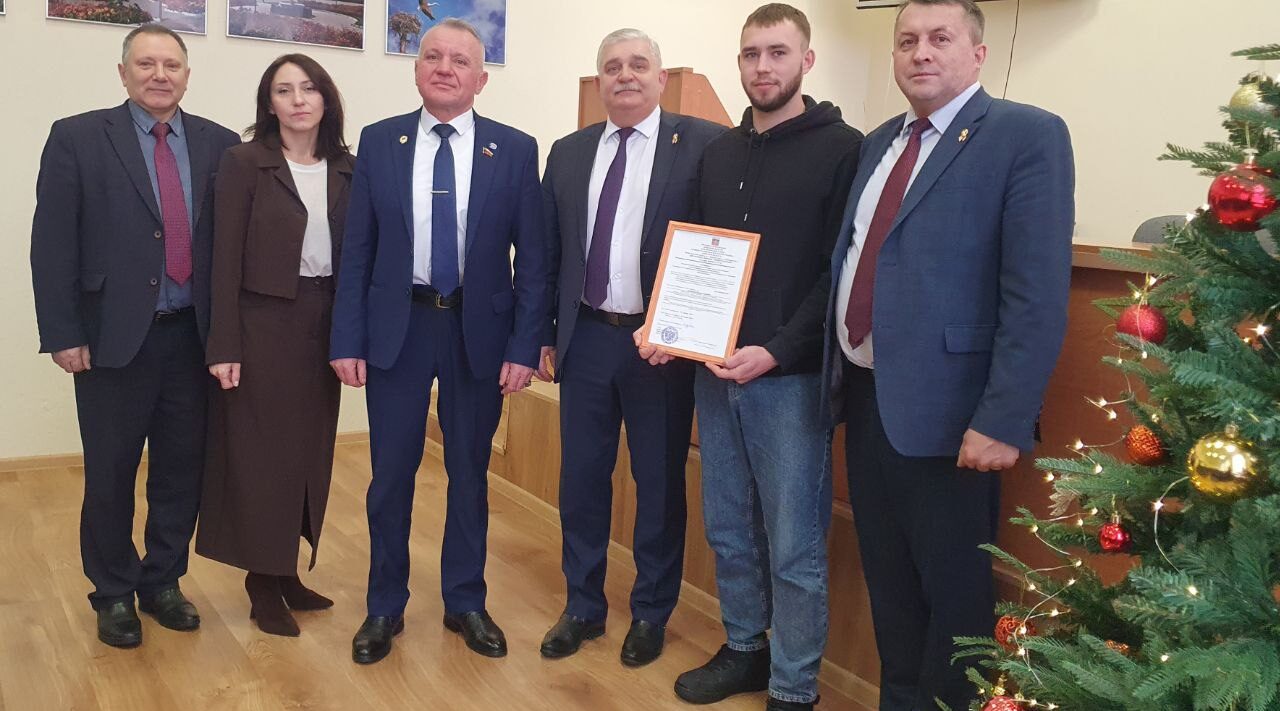 В Красногорском районе Брянщины вручили областные жилищные сертификаты детям-сиротам