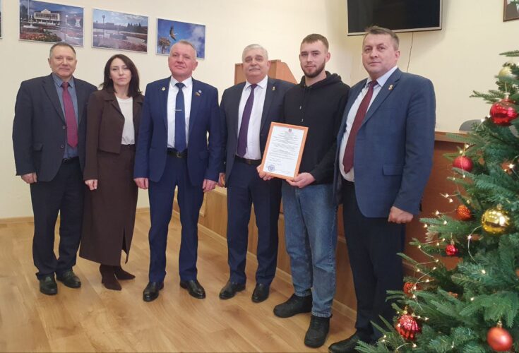 В Красногорском районе Брянщины вручили областные жилищные сертификаты детям-сиротам