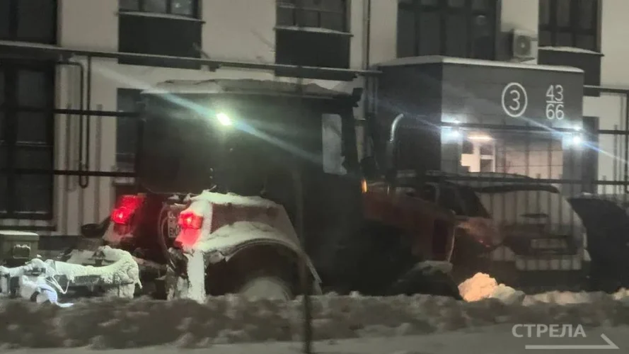 На борьбу со снегом в Брянске вышла ночная бригада дорожного управления