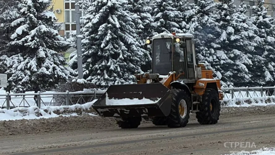 В Брянске коммунальщики и дорожники продолжают ликвидацию последствий снегопада