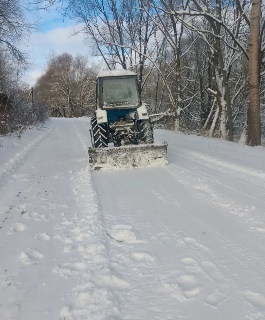 В Почепском районе продолжается уборка дорог от снега