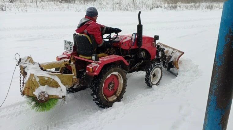 В Почепе активно чистятся дороги и тротуары