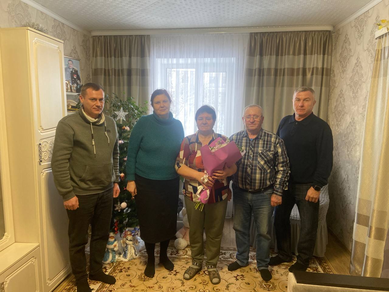 Глава администрации Почепского района поздравила с днем рождения мать Героя России