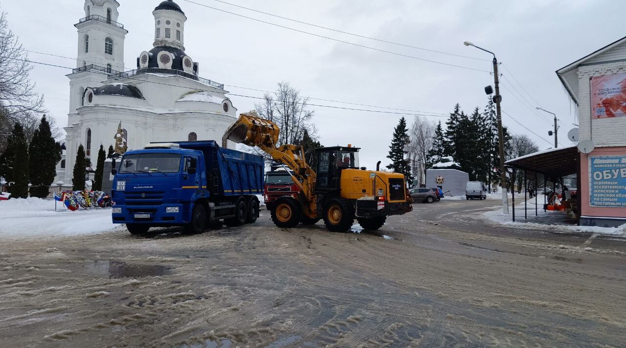 В Почепе устраняются последствия снегопада и ледяного дождя