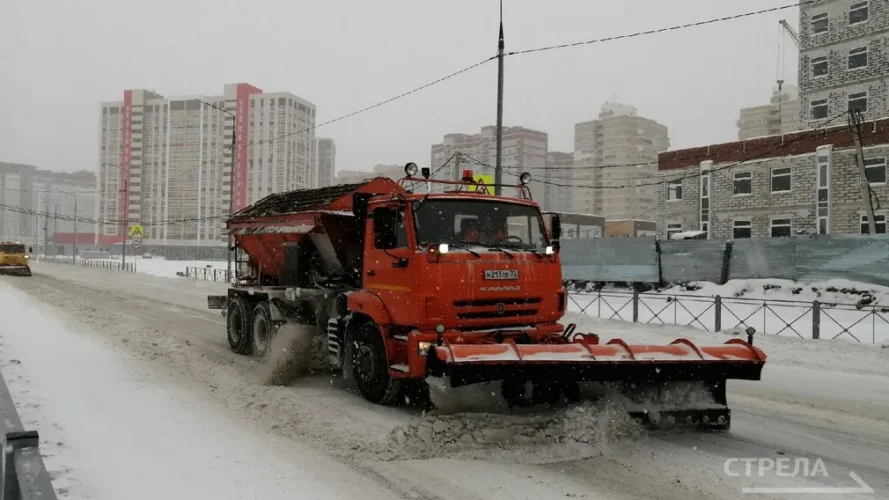 В Брянской области продолжают очистку и обработку автодорог