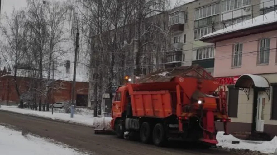 В Брянской области продолжается оперативная расчистка дорог от снега