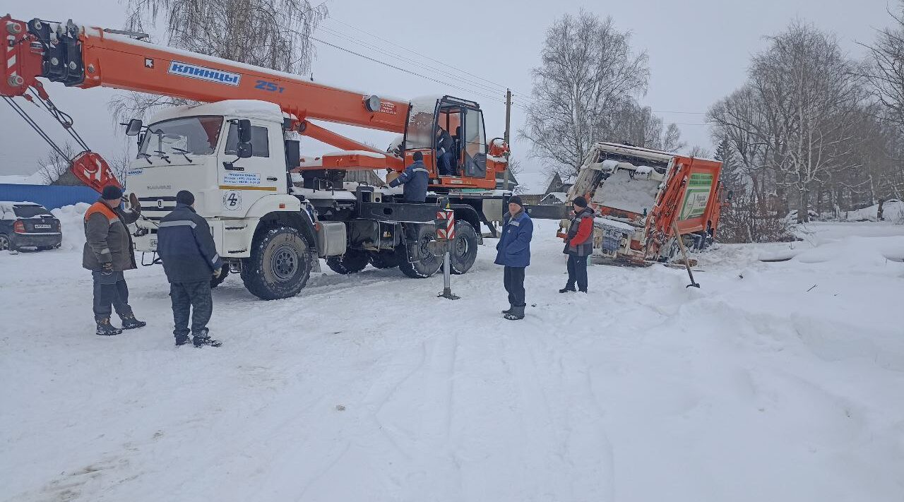 В Погарском районе мусоровоз на сутки угодил в капкан