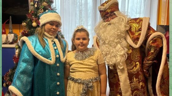 Добрый волшебник Дед Мороз заглянул в гости к 6-летней Ире из Брянска