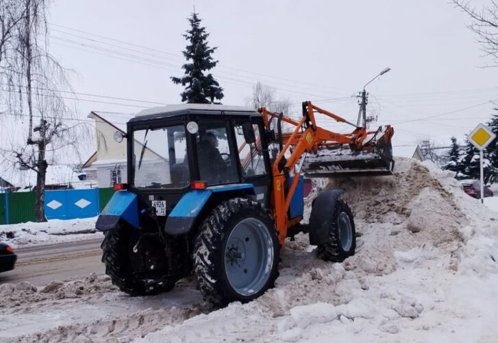 В Почепе продолжается уборка снега