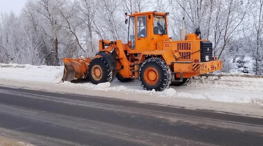 Почепские дорожники и коммунальщики убирают снег в городе и сельской местности