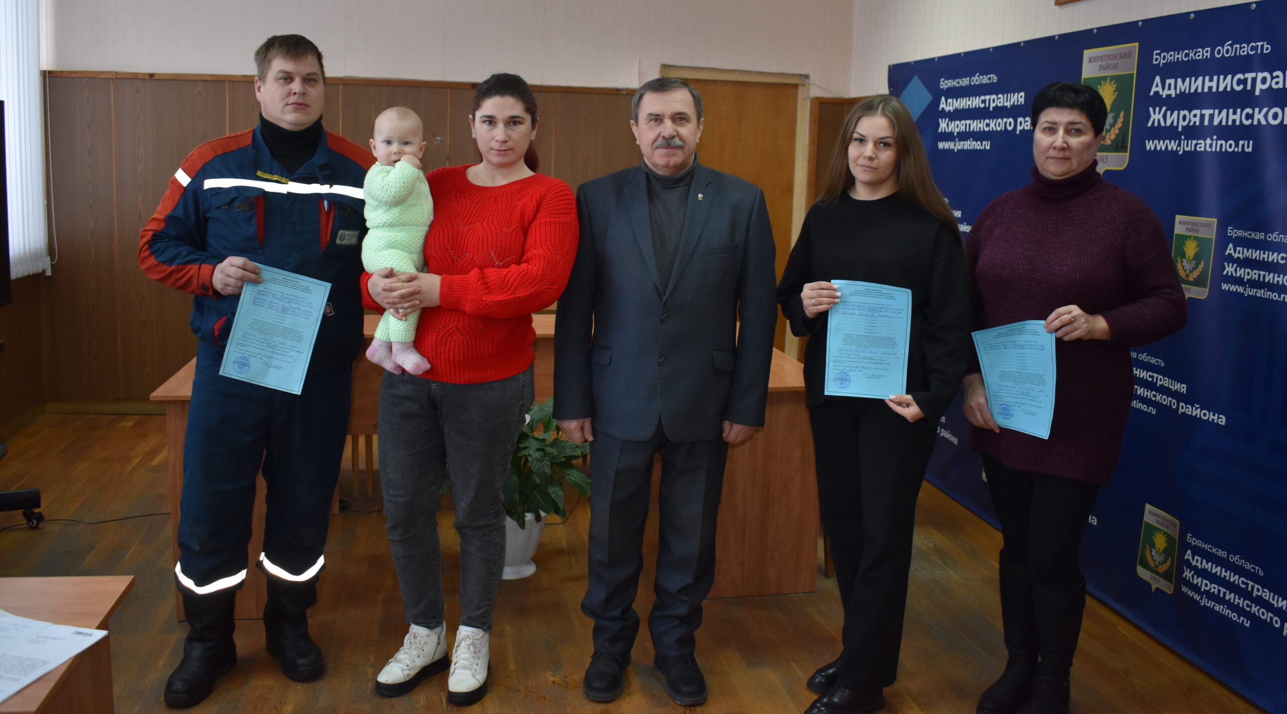 В Жирятино вручили три жилищных сертификата