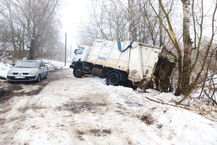 В Клинцовском районе Брянской области мусоровоз не удержался на скользкой дороге