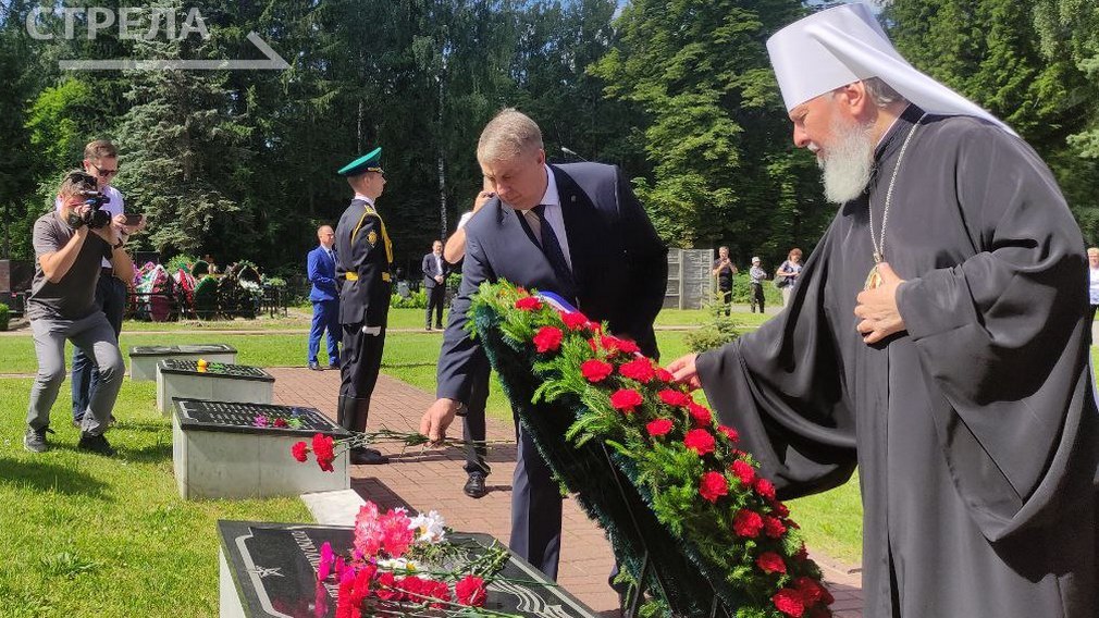 В Брянске у воинского мемориала на кладбище Советского района провели заупокойную литию и возложили цветы