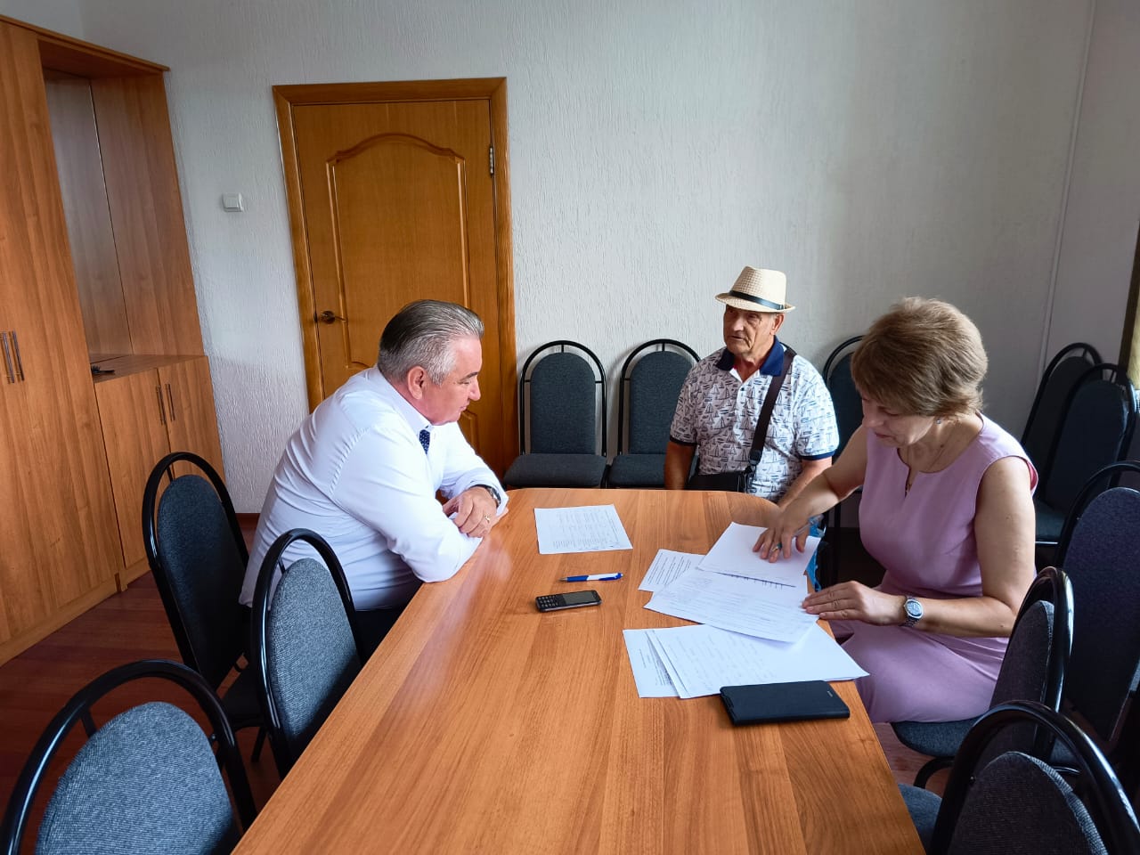 Прием граждан провел депутат Почепского районного Совета Александр Граборов