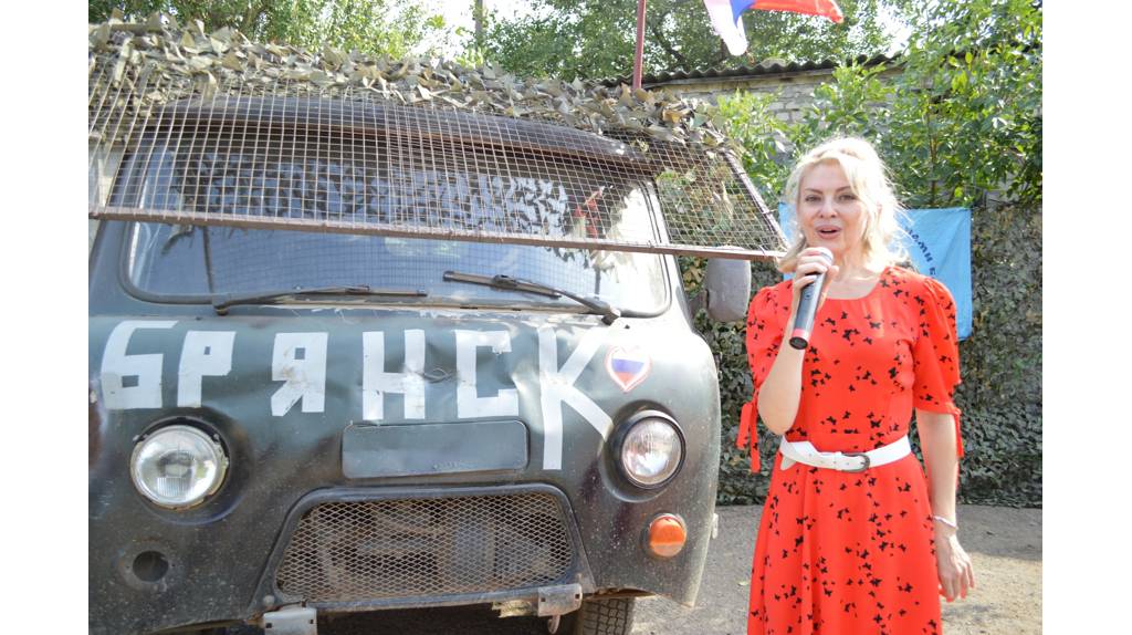 Брянская певица Сергия Шамбер привезла ребятам (участникам СВО) портативные дрон-детекторы и подавители дронов