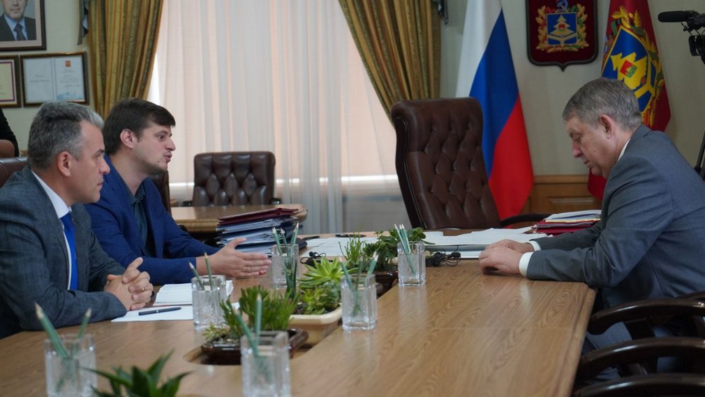 Губернатор Брянской области Александр Богомаз провел рабочую встречу с заместителем руководителя Федерального агентства по делам молодежи Денисом Ашировым