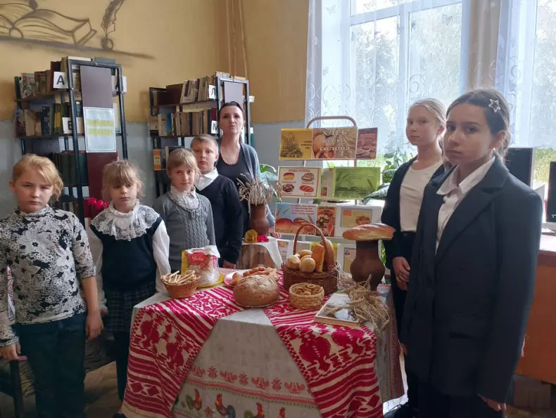 В Семецкой сельской библиотеке прошло мероприятие «Хлеб- всему голова»