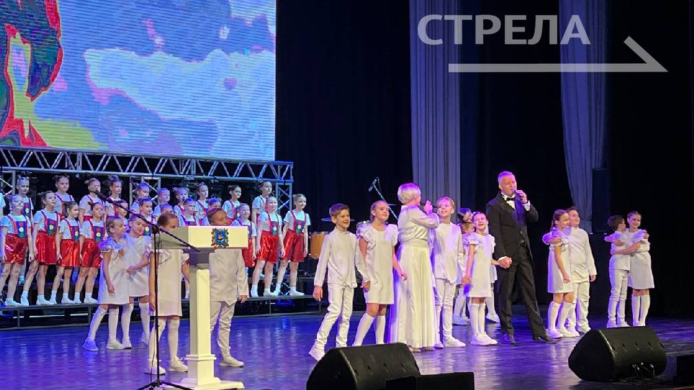 В преддверии Дня матери в Брянске на сцене областной филармонии проходит большой концерт