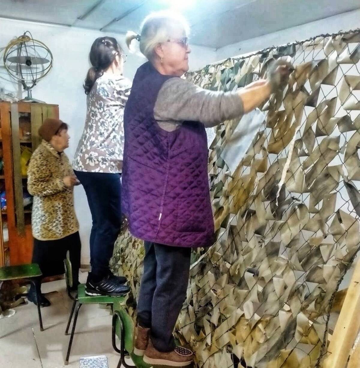 Жительницы Стародуба плетут маскировочные сети для военных