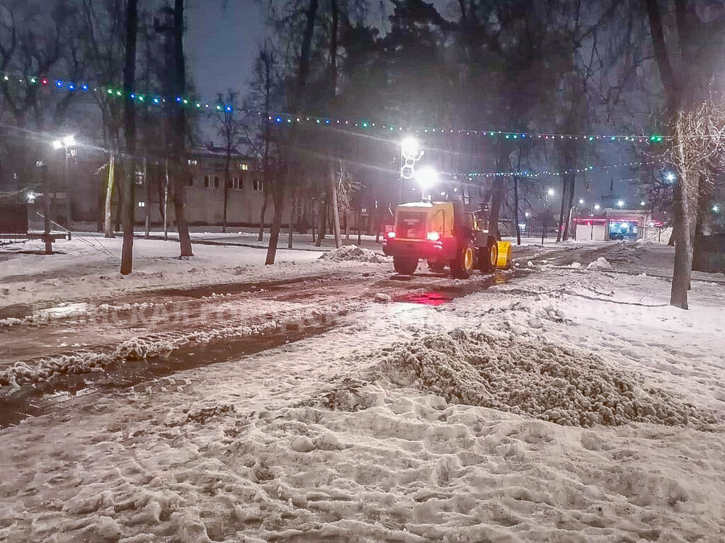 В Брянске на уборку улиц выезжали 23 КДМ, 6 тракторов, 6 погрузчиков, 4 грейдера и 15 самосвалов