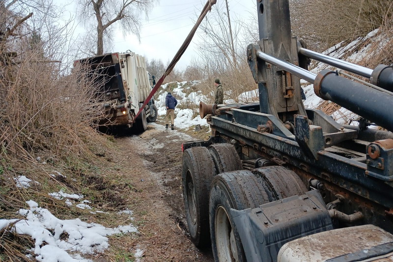 На Брянщине в деревне Меженики застрял мусоровоз