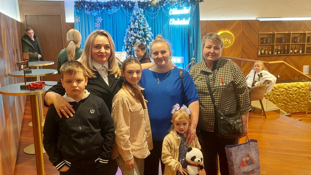 Семьи участников СВО из Брянской области в Москве посетили театр «Маска»