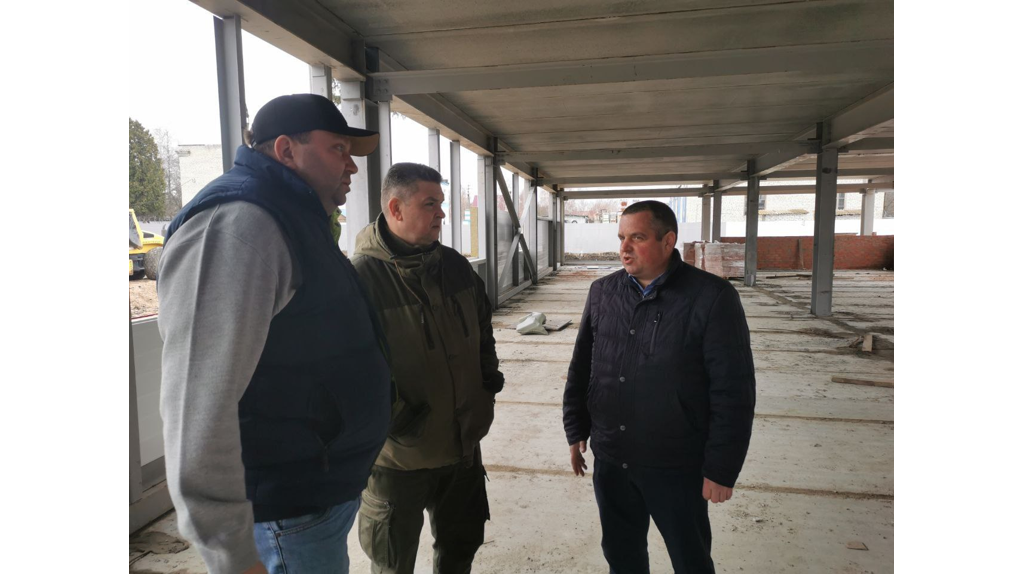 В Брянской области ревизию спортивных строек провел замгубернатора Денис Амеличев