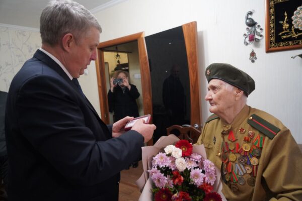 Губернатор Брянской области вручил ветерану юбилейную медаль «80 лет Победы в Великой Отечественной войне 1941–1945 годов»