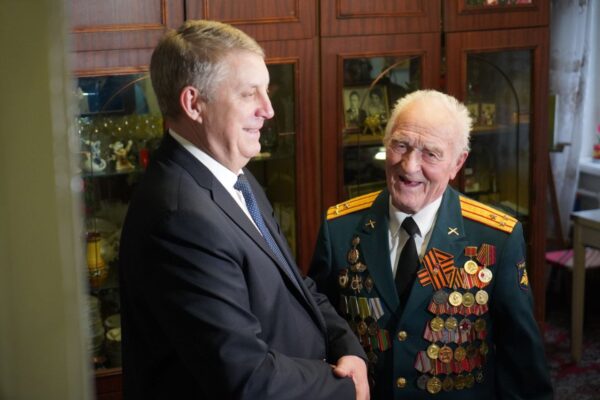 Губернатор Брянской области вручил юбилейную медаль 80 лет Победы в Великой Отечественной войне 1941–1945 годов» ветерану Николаю Редикульцеву
