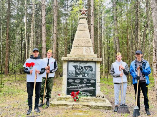 На Брянщине карачевские волонтёры привели в порядок мемориал лётчикам Ил-4»