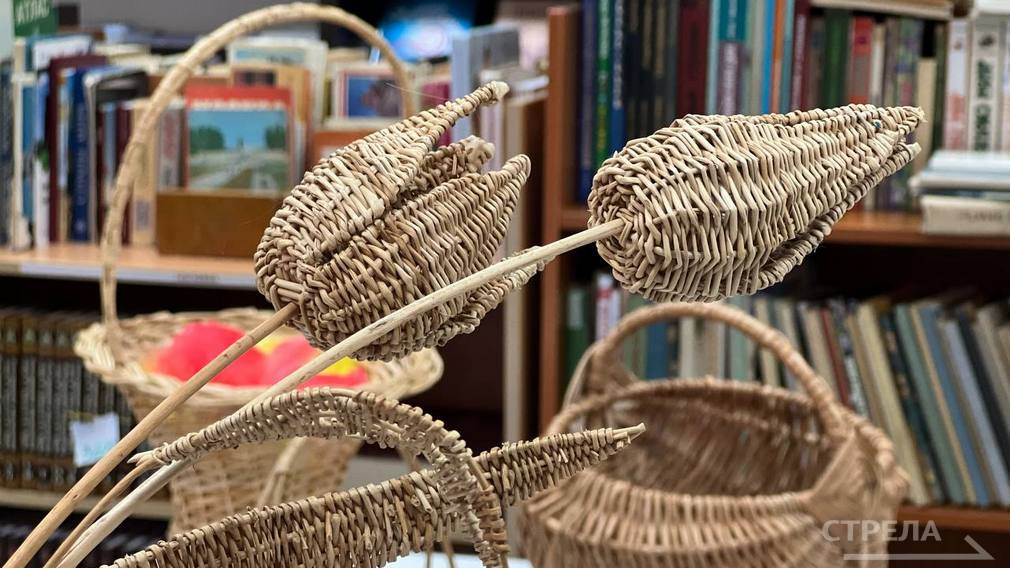 В «Брянсккниге» прошел пасхальный мастер-класс по лозоплетению