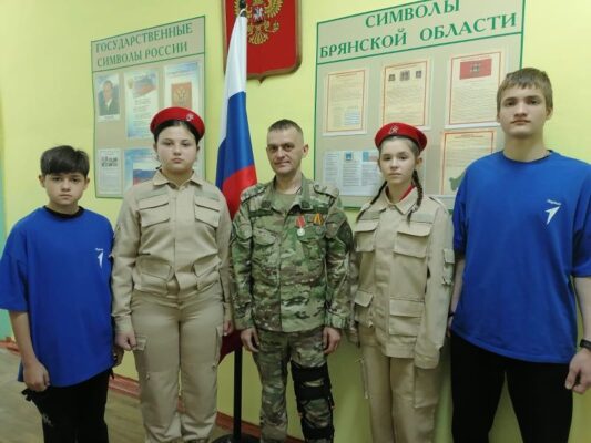 В Клинцовском районе Брянской области участнику СВО вручили медаль Суворова