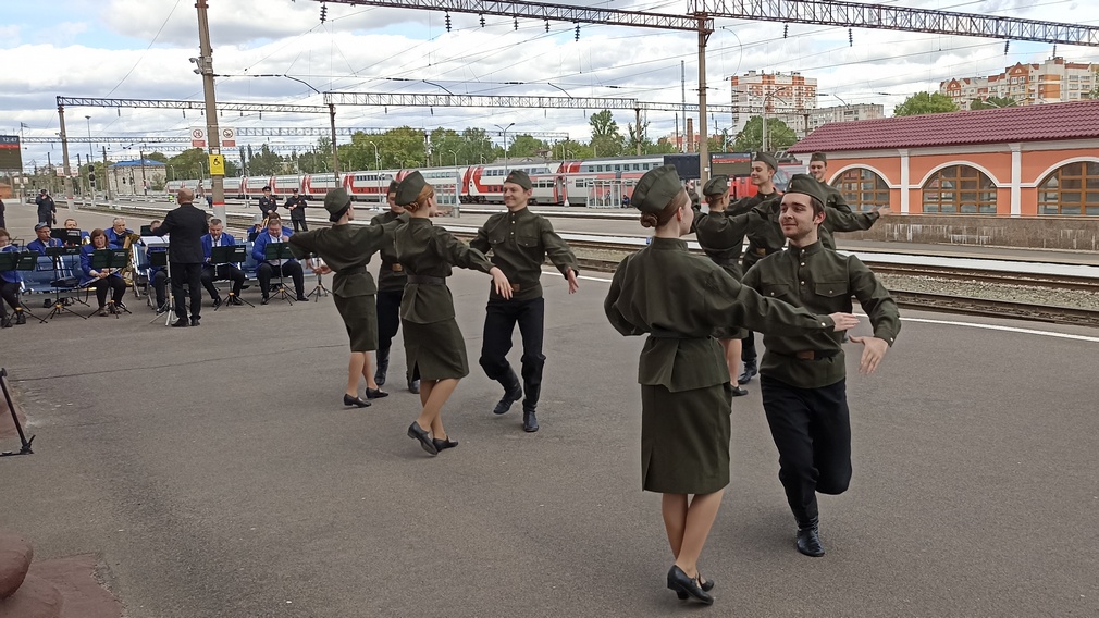 На вокзале Брянск-Орловский прошла Всероссийская акция «Вальс Победы»