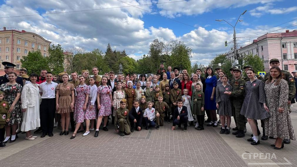 В Брянске «Вальс Победы» на Театральной площади стал данью памяти героям Великой Отечественной войны