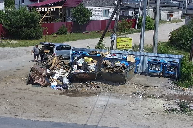 Создатели несанкционированных свалок заклеивают номера на автомобилях, чтобы уйти от ответственности