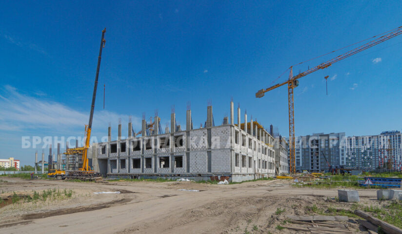 В Брянске на территории бывшего аэропорта строится новая школа
