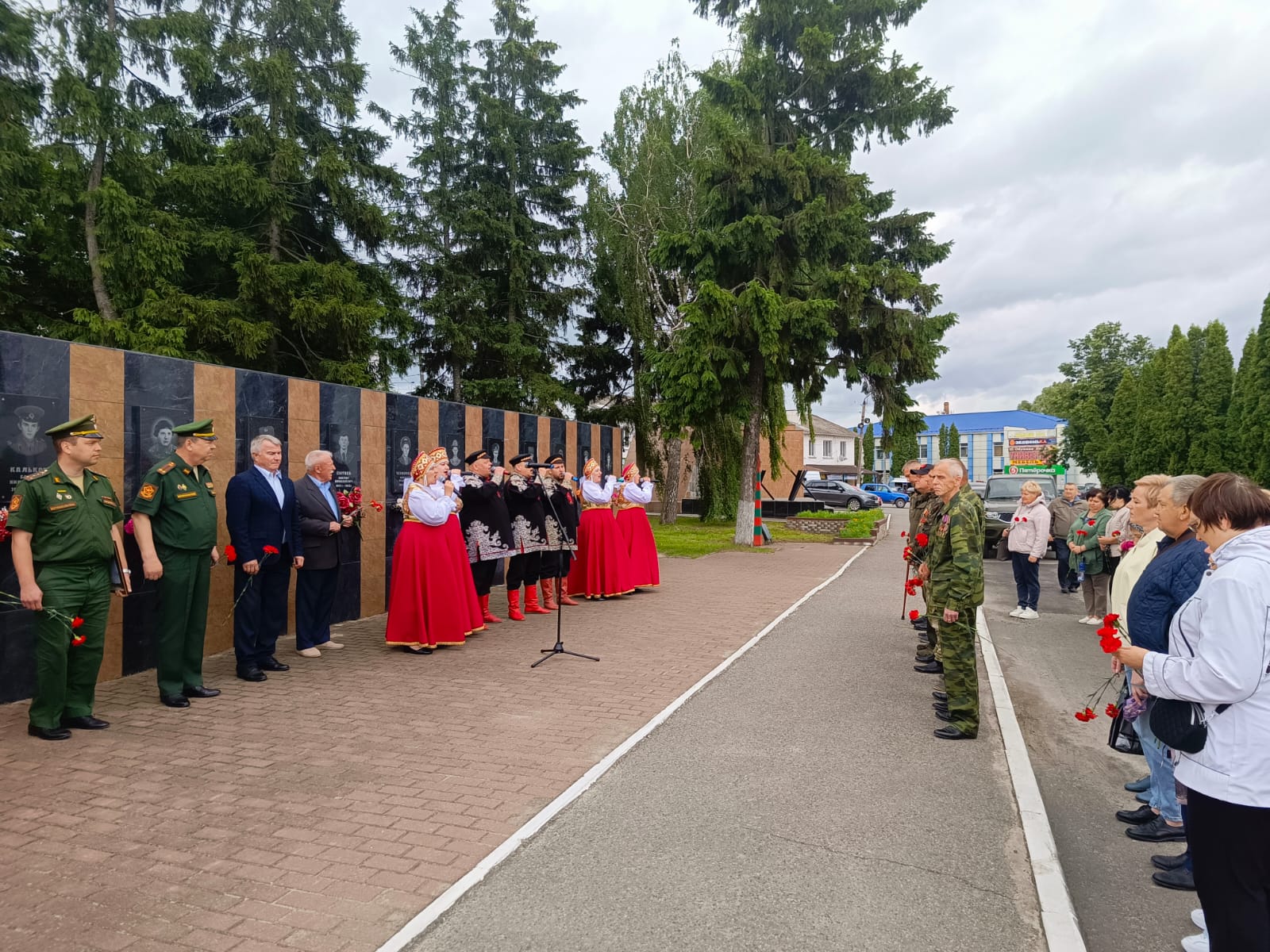 В Почепе  почтили память погибших воинов в День ветеранов боевых действий.