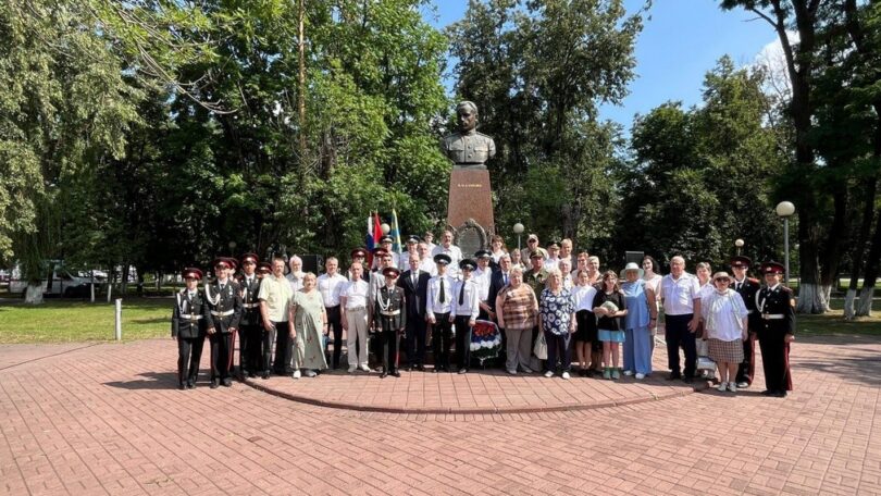 В Брянске отметили 108-летие со дня рождения лётчика Павла Камозина