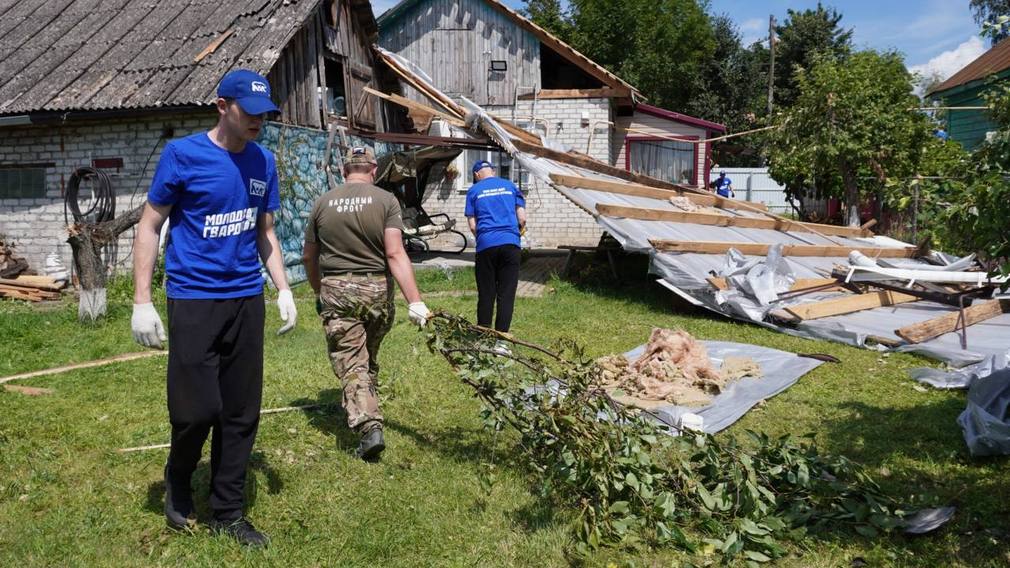 Брянские волонтеры ликвидировали последствия урагана в Климово