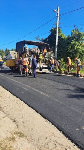 В Комаричах начались работы по ремонту поселковой дороги