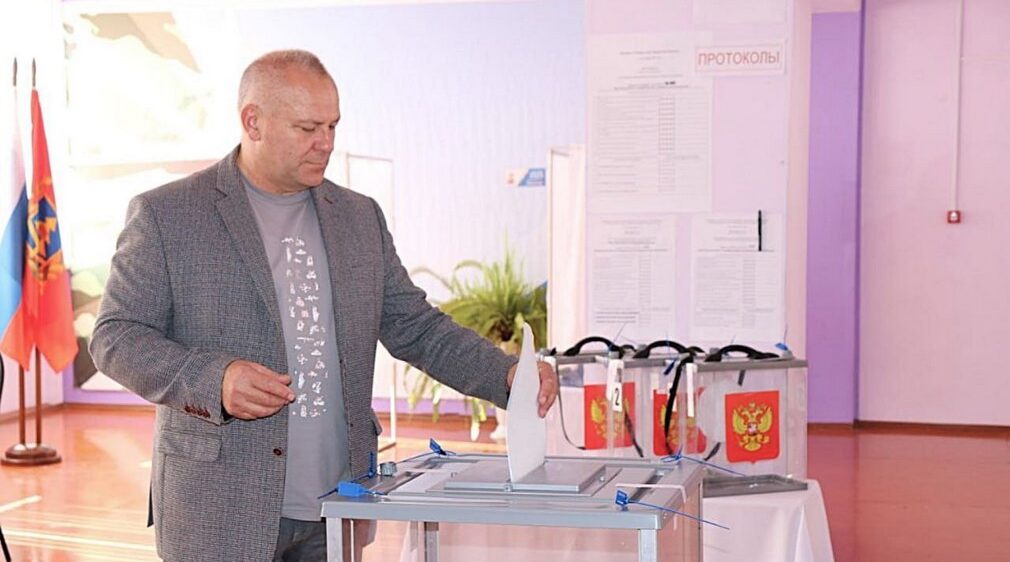 Председатель Брянской областной Думы Валентин Суббот оставил свой голос на выборах