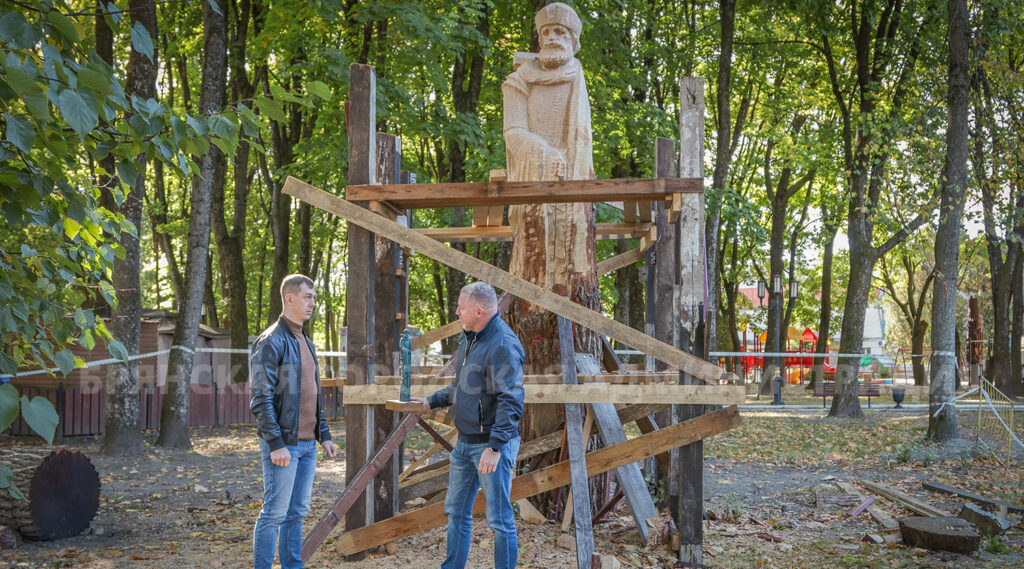 В парке Толстого в Брянске  появилась новая деревянная скульптура