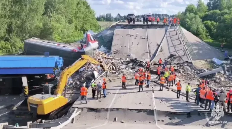 Богомаз сообщил, когда восстановят рухнувший при ЧП мост в Брянской области